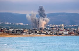 El humo se eleva desde el lugar de un ataque israelí cerca de la ciudad libanesa de Tiro, en el sur del país, el 27 de mayo de 2026.