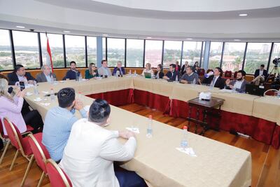 La senadora Kattya González (c) en compañía de otros legisladores, actores de la sociedad civil y la fiscal Soledad Machuca.