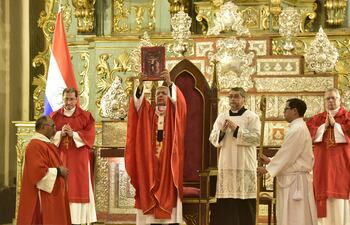 Monseñor Adalberto Martínez ofició hoy la misa por la paz, en la Catedral Metropolitana de Asunción.