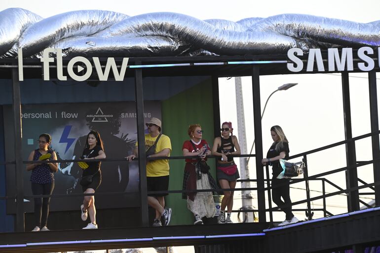 El público llega al Parque Olímpico Paraguayo donde se desarrollo el segundo día del asunciónico 2024.