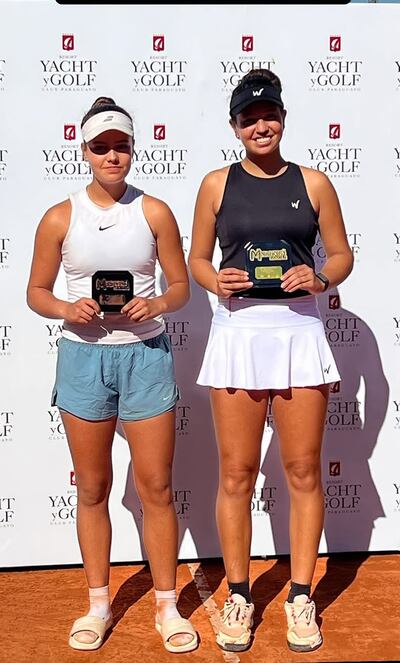 La boliviana Martine Salaberry (i) y la campeona Zoe Doldán.