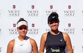 La boliviana Martine Salaberry (i) y la campeona Zoe Doldán.