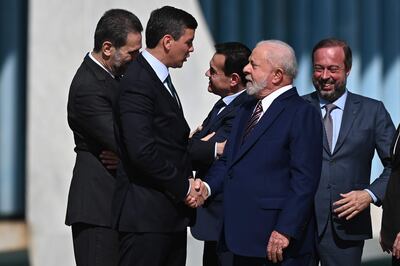 AME6198. BRASILIA (BRASIL), 28/07/2023.- El presidente de Brasil, Luiz Inácio Lula da Silva, saluda el presidente electo de Paraguay, Santiago Peña (i), a su llegada en el Palacio de la Alvorada, en Brasilia (Brasil). El presidente de Brasil, Luiz Inácio Lula da Silva, recibe al mandatario electo paraguayo, Santiago Peña, en Brasilia, para conversar sobre temas de la agenda bilateral y regional, con el acuerdo entre la Unión Europea y el Mercosur como telón de fondo. EFE/Andre Borges