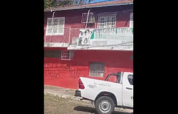 Egresados de la Universidad Privada del Guairá (UPG), sede Lambaré, se manifestaron este sábado para exigir la aceleración de los procesos de entrega de títulos