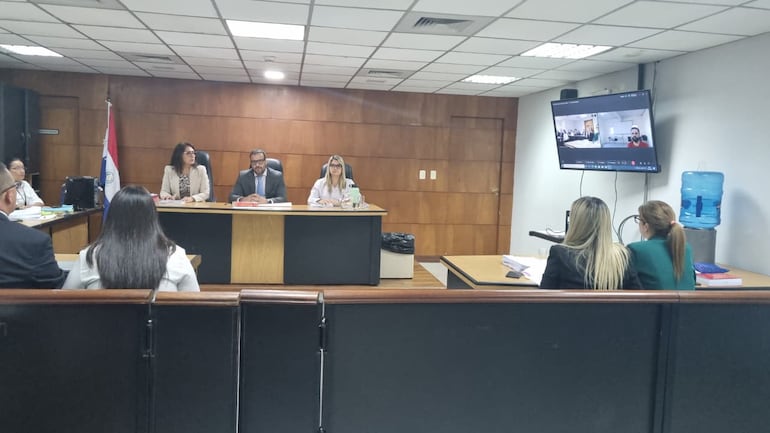 El Tribunal de Sentencia Especializado en Crimen Organizado, presidido por Federico Rojas (c) e integrado por María Luz Martínez (i) y Dina Marchuk (d).