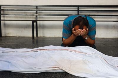Un hombre llora junto al cuerpo del doctor Hani al-Jaafarawi, jefe de los equipos de ambulancias de Gaza, durante su funeral el pasado martes, luego de que este falleciera supuestamente en ataque aéreo israelí.