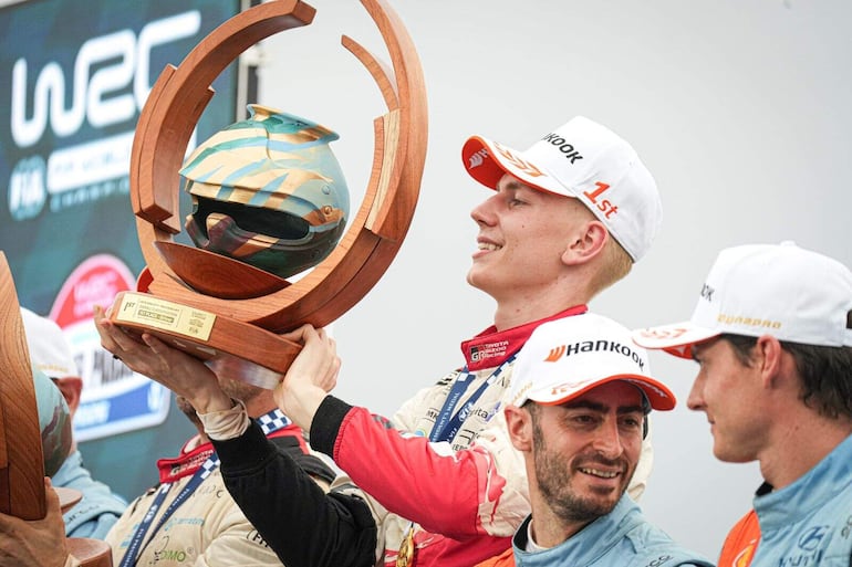 Fotografía gentileza de WRC Rally del Paraguay que muestra a Sami Pajari (c) de Finlandia sosteniendo el trofeo tras ganar.