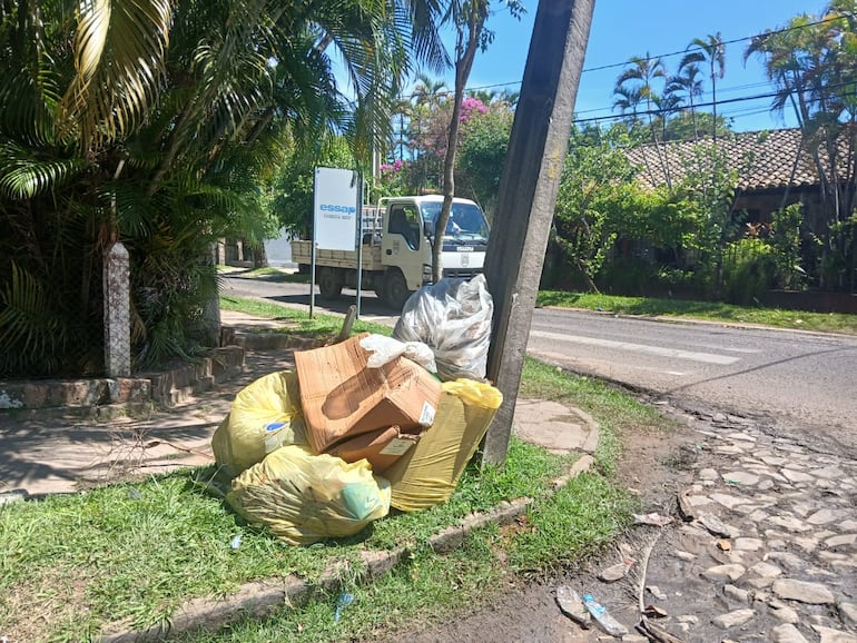 Frente a cada vivienda se observan bolsas de residuos que no se retiran.