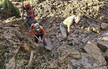 Voluntarios buscan a víctimas del alud que sepultó a más de 2.000 personas en la Villa Yambali en provincia de EngaPapua Nueva Guinea.