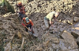 Voluntarios buscan a víctimas del alud que sepultó a más de 2.000 personas en la Villa Yambali en provincia de EngaPapua Nueva Guinea.
