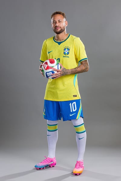 Neymar da Silva Santos Júnior, posando con la nueva indumentaria de Brasil y la pelota que se utilizará en el Mundial de Estados Unidos/México/Canadá 2026.