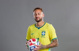 Neymar da Silva Santos Júnior, posando con la nueva indumentaria de Brasil y la pelota que se utilizará en el Mundial de Estados Unidos/México/Canadá 2026.