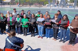 Adultos mayores durante el ensayo en el Centro Cultural de Pilar.