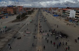Las carreteras de Bolivia amanecieron este domingo con 59 bloqueos instalados en seis de las nueve regiones del país, principalmente en la zona andina
