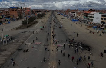 Las carreteras de Bolivia amanecieron este domingo con 59 bloqueos instalados en seis de las nueve regiones del país, principalmente en la zona andina