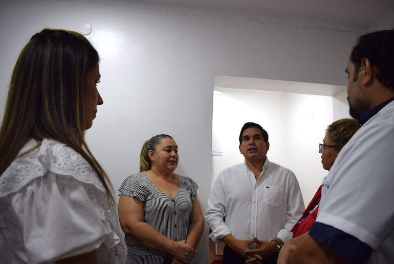 De izquierda a derecha Norma Zárate de Monges, jefa de enfermería de quirófano Ana Giménez, ministro Juan Carlos Baruja, la directora de la IX Región, doctora Auria Villalba y el director regional doctor Luis Yd.  