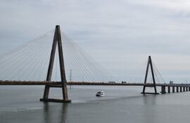 El Puente Internacional San Roque González de Santa Cruz es un puente carretero y ferroviario erecto sobre el río Paraná, que comunica a la ciudad de Posadas, Provincia de Misiones, Argentina -noreste de Argentina-, con la ciudad de Encarnación, Departamento de Itapúa, Paraguay -sur de Paraguay-