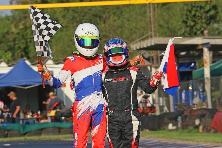 1-2 de la Rotax Junior Max: Sebastián Galeano (izquierda) y Sebastián Wasmosy celebran con la bandera a cuadros y la de Paraguay.