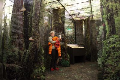 Kristine Tompkins, presidenta de Tompkins Conservation y fundadora de la Fundación Rewilding Chile, recorre el Centro Visitantes Parque Nacional Pumalín Douglas Tompkins.