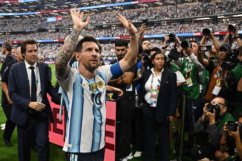 El delantero de Argentina Lionel Messi saluda mientras abandona el terreno de juego tras ganar el partido de fútbol del Grupo J de la Copa del Mundo 2026 entre Argentina y Austria en el Dallas Stadium en Arlington.