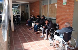 Los pacientes del Instituto Nacional del Cáncer (Incan) piden a las autoridades a tapar el Sol con un dedo porque falta de todo.