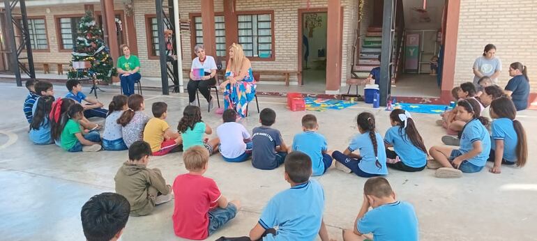 Mirta Roa y Alejandra Acosta en uno de los encuentros realizados en el marco de "Cuentos en Navidad".