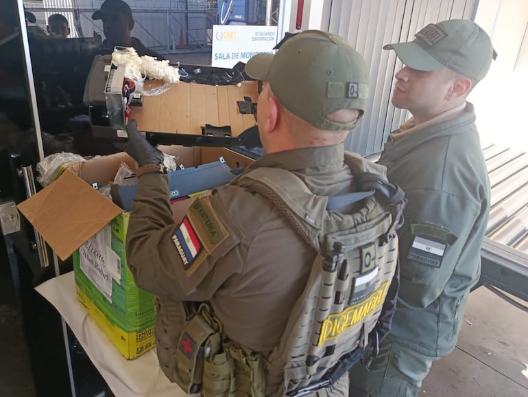 Militares de la Digemabel revisan las cajas que llegaron por courier y que traían los fusiles.