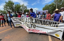 Pobladoes de Yby Pytã e Ybyrarobana, Canindeyú, repudian pésimo sevicio de la Ande en la zona y exigen conclusion de asfaltado