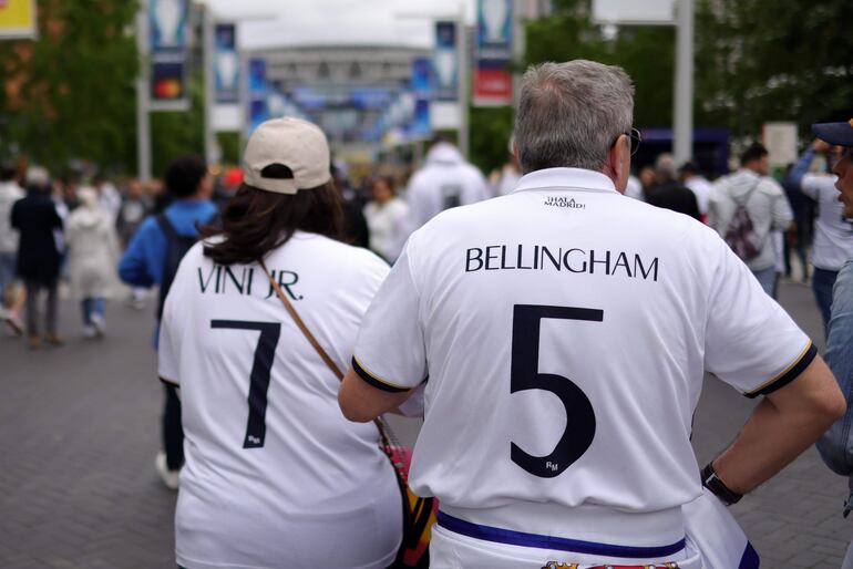 Los aficionados en los alrededores del estadio de Wembley antes de la final de la Champions League entre el Borussia Dortmund y el Real Madrid en Londres.