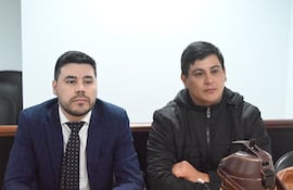 Suboficial Gustavo Florentín (der.) y el Abg. Ricardo Estigarribia.