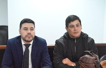 Suboficial Gustavo Florentín (der.) y el Abg. Ricardo Estigarribia.