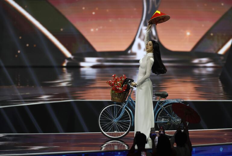 Miss Vietnam, Huong Giang Nguyen, compite en el concurso de traje nacional de Miss Universo 2025.
