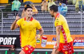 Brian Montenegro (i) festeja su gol para el Aucas en Ecuador.