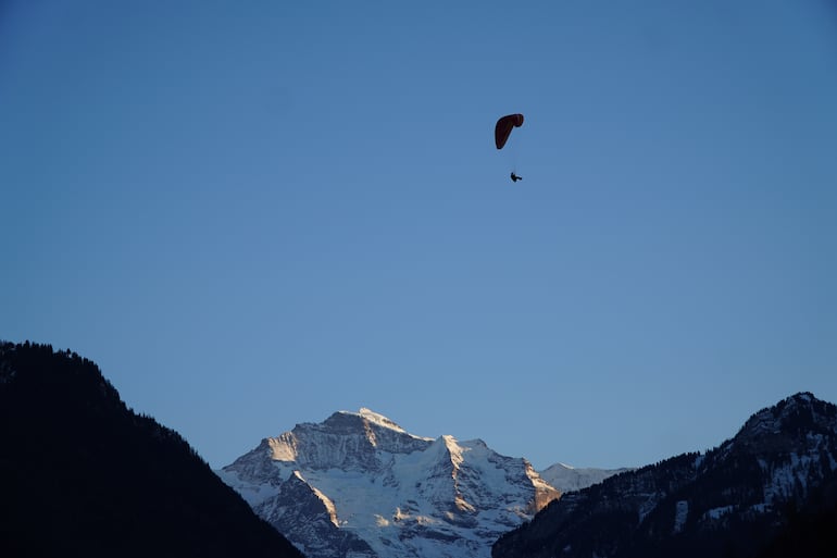 Parapente sobre las montañas en Interlaken, Suiza.