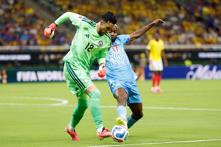 El guardameta de Colombia Camilo Vargas y el delantero de la RD del Congo Cedric Bakambu luchan por el balón durante el partido de fútbol del Grupo K de la Copa del Mundo 2026 entre Colombia y la República Democrática del Congo en el Estadio Guadalajara en Zapopan.