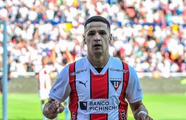 Alex Arce celebra uno de los dos goles que marcó ayer. Suma 26 en la Liga y 35 en la temporada.