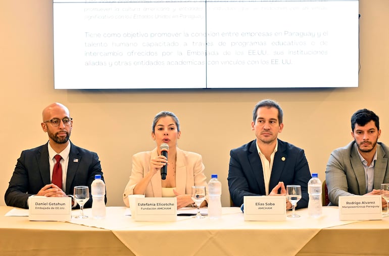 Daniel Getahun con gafas y traje oscuro, Estefanía Elicetche en blazer claro, Elías Saba en traje oscuro, y Rodrigo Álvarez en mesa de conferencia.