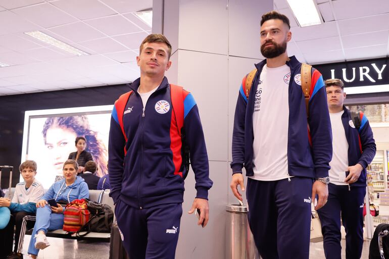 Andrés Cubas (i) y Miguel Coronel, futbolistas de la selección paraguaya, en el Aeropuerto Internacional Silvio Pettirossi previo al viaje a Lima para el amistoso con Perú.