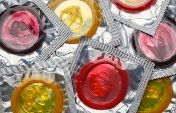 Paquetes de preservativos de colores