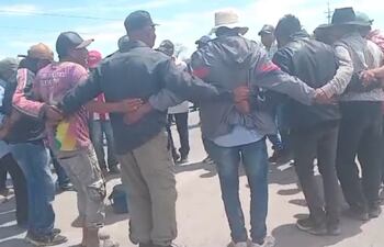 Los indígenas realizan una danza ancestral durante la larga jornada de cierre de ruta en Pozo Colorado.