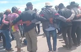 Los indígenas realizan una danza ancestral durante la larga jornada de cierre de ruta en Pozo Colorado.