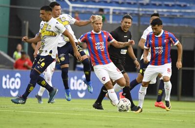 Machuca intenta ganarle la posición a Carrascal, quien lleva el balón controlado.