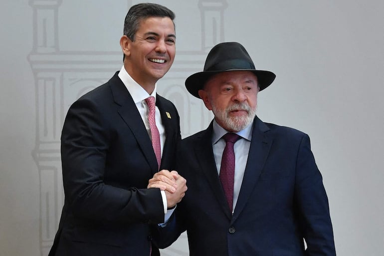  Santiago Peña y Luíz Inácio da Silva. (Photo by DANIEL DUARTE / AFP)