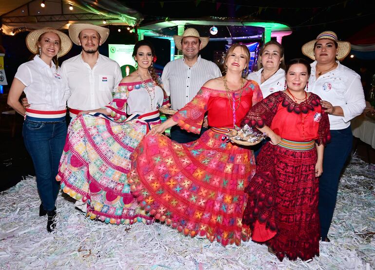 Sheila Velázquez, Carlos Cárdenas, Alice Cáceres, Walter Allende, Belicia Silvera, Elizabeth Acevedo, Carmen Pérez y Leticia Fernández.