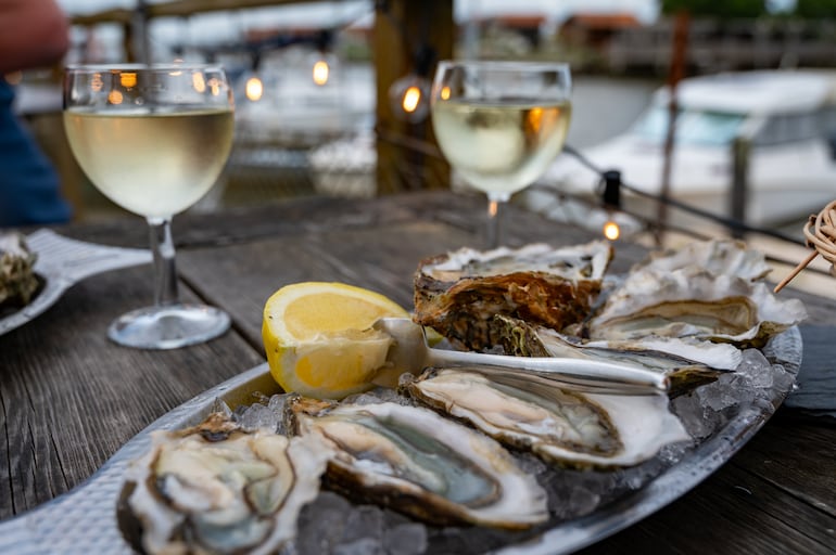 Ostras frescas con limón y pan, cuenca de Arcachon, puerto de Gujan-Mestras, Burdeos, Francia.