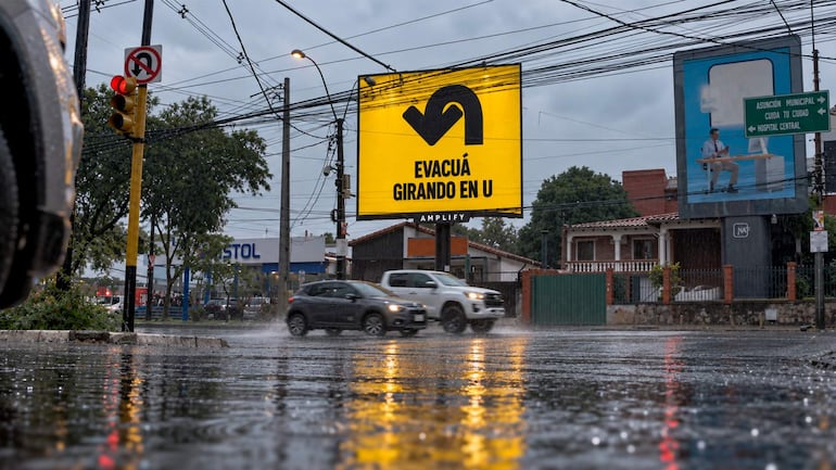 Tres sensores ubicados en puntos críticos de Asunción monitorean el nivel del agua y disparan mensajes de emergencia.