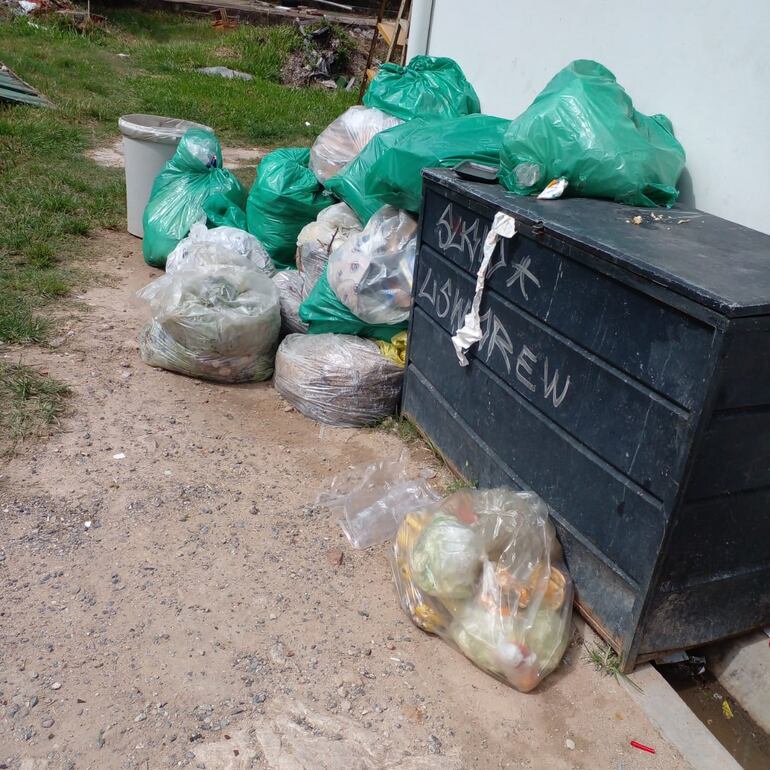 En el barrio Centro de San Ber se pueden observar bolsas de basura que están en el lugar desde hace días.