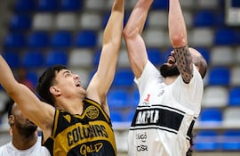 Sebastián Picton enfrenta a Nicolás Tischler en el juego 1 de las semifinales del Clausura, que ganaron los Kings a los Gold.