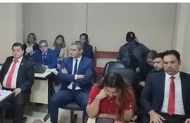 Óscar Ariel Caballero Sahlmann aparece detrás del abogado Óscar Tuma (der.) durante la lectura del fallo que le condenó a 28 años de prisión. Más a la izquierda, está el fiscal Julio Ortiz, quien presentó la acusación.