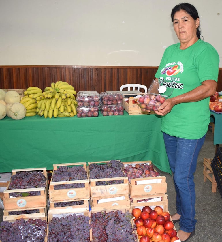 Apolonia Villalba, productora dispone de variedad de frutas para el clericó.